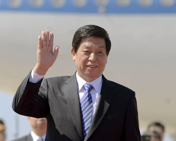 중국 리잔수(栗戰書) 전국인민대표대회(전인대) 상무위원장이 8일(현지시간) 평양 국제 공항에 도착해 손을 들어 인사하고 있다. 중국의 권력서열 3위인 리잔수 상무위원장은 9일 북한 정권 수립 70주년 행사에 참석할 예정이다. AP 연합뉴스