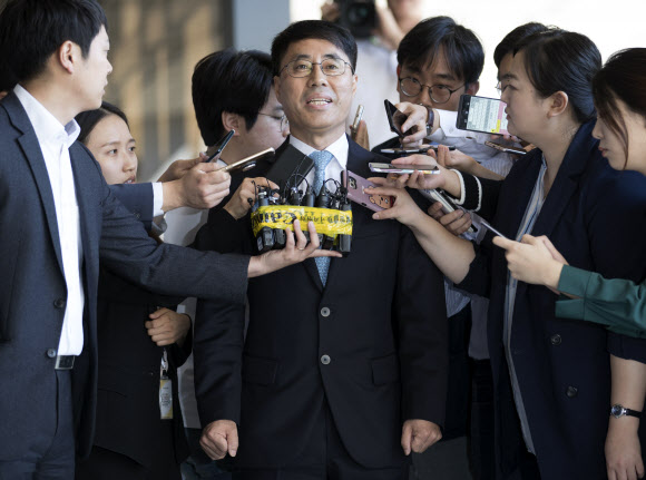 박근혜 전 대통령의 측근인 박채윤 씨 특허소송 상고심과 관련해 재판 쟁점 등을 정리한 보고서를 임종헌 전 법원행정처 차장을 통해 청와대에 넘긴 혐의를 받고 있는 유해용 전 대법원 수석재판연구관이 조사를 받기 위해 9일 오전 서초구 서울중앙지검에 출석하며 취재진 질문에 답하고 있다. 2018.9.9  연합뉴스