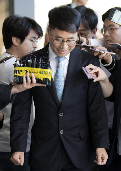 박근혜 전 대통령의 측근인 박채윤 씨 특허소송 상고심과 관련해 재판 쟁점 등을 정리한 보고서를 임종헌 전 법원행정처 차장을 통해 청와대에 넘긴 혐의를 받고 있는 유해용 전 대법원 수석재판연구관이 조사를 받기 위해 9일 오전 서초구 서울중앙지검에 출석하고 있다. 2018.9.9  연합뉴스