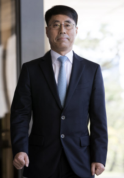 박근혜 전 대통령의 측근인 박채윤 씨 특허소송 상고심과 관련해 재판 쟁점 등을 정리한 보고서를 임종헌 전 법원행정처 차장을 통해 청와대에 넘긴 혐의를 받고 있는 유해용 전 대법원 수석재판연구관이 조사를 받기 위해 9일 오전 서초구 서울중앙지검에 출석하고 있다. 2018.9.9  연합뉴스