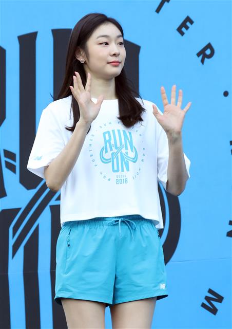 전 피겨스케이팅 국가대표인 김연아가 9일 오전 서울 여의도 공원 문화의 마당 일대에서 열린 뉴발란스  ‘2018 런온 서울’ 로드레이스에 참가해 인사를 하고 있다. ‘2018 런온 서울’은 일반적인 10km에서 1km를 더해진 10+1km 코스로 여의도 공원을 출발해, 양화대교, 서강대교 등 한강변을 질주하며 펼쳐졌다. 2018.9.9 뉴스1