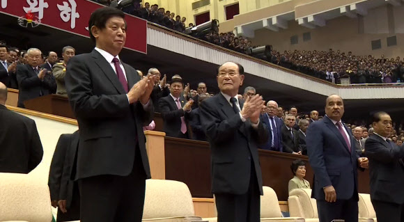 리잔수 중국 전국인민대표회의 상무위원장이 8일 평양에서 열린 북한 정권수립 70주년 음악무용종합공연을 관람했다고 조선중앙통신이 9일 보도했다. 사진은 조선중앙TV가 공개한 영상 속에서 주석단에서 박수를 치고 있는 리 위원장(왼쪽부터), 김영남 북한 최고인민회의 상임위원장, 모하메드 오울드 압둘 아지즈 모리타니 대통령, 박봉주 북한 내각 총리의 모습. 2018.9.9  연합뉴스