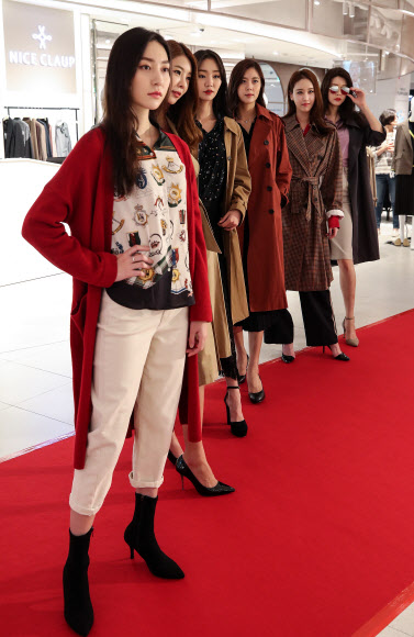 9일 오전 서울 용산구 HDC 아이파크 개점 12주년 가을 패션쇼에서 모델들이 올가을 유행할 코트를 비롯한 여성복을 소개하고 있다. HDC 아이파크에서는 12주년을 맞이해 여성복과 잡화 등 전 품목 특가세일을 실시한다. 2018.9.9  연합뉴스