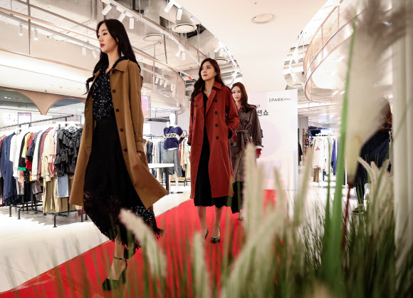 9일 오전 서울 용산구 HDC 아이파크 개점 12주년 가을 패션쇼에서 모델들이 올가을 유행할 코트를 비롯한 여성복을 소개하고 있다. HDC 아이파크에서는 12주년을 맞이해 여성복과 잡화 등 전 품목 특가세일을 실시한다. 2018.9.9  연합뉴스