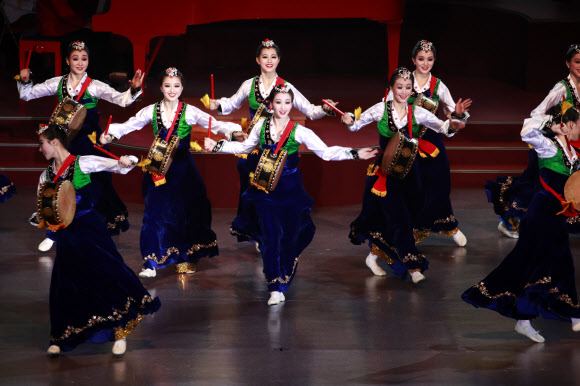 8일 북한 평양 실내 체육관에서 정권수립 70주년(9·9절) 기념 음악무용종합공연이 열린 가운데 무용수들이 멋진 공연을 펼치고 있다. EPA 연합뉴스