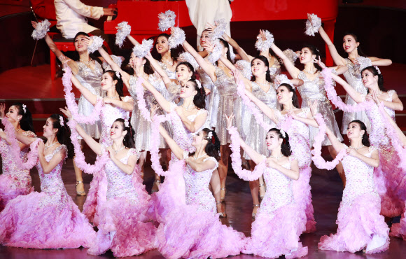 8일 북한 평양 실내 체육관에서 정권수립 70주년(9·9절) 기념 음악무용종합공연이 열린 가운데 무용수들이 멋진 공연을 펼치고 있다. EPA 연합뉴스