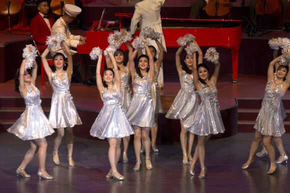 8일 북한 평양 실내 체육관에서 정권수립 70주년(9·9절) 기념 음악무용종합공연이 열린 가운데 무용수들이 멋진 공연을 펼치고 있다. AP 연합뉴스