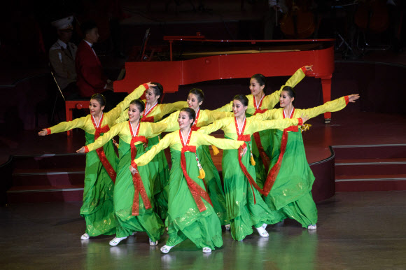 8일 북한 평양 실내 체육관에서 정권수립 70주년(9·9절) 기념 음악무용종합공연이 열린 가운데 무용수들이 멋진 공연을 펼치고 있다. AFP 연합뉴스