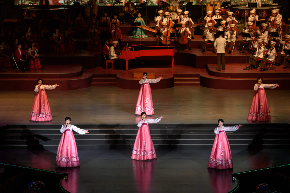 8일 북한 평양 실내 체육관에서 정권수립 70주년(9·9절) 기념 음악무용종합공연이 열린 가운데 무용수들이 멋진 공연을 펼치고 있다. AFP 연합뉴스