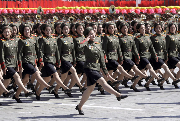 9일 북한 평양 김일성광장에서 열린 정권수립 70주년(9·9절) 기념 열병식에서 여군들이 행진하고 있다. AP 연합뉴스