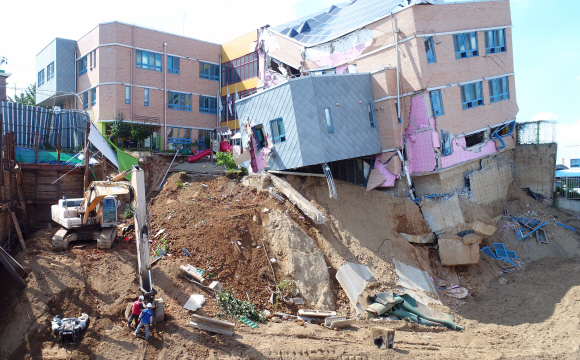 9일 동작구 상도유치원에 대한 철거작업이 이루어지고 있다. 2018.9.9  박지환 기자 popocar@seoul.co.kr