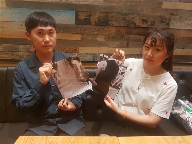 “결혼 꼭 해야 하나요?” 찢어진 결혼식 사진을 들고 있는 최희석(왼쪽)씨와 박도연씨. 두 사람은 ‘결혼이 싫다’고 사회에 선언했다.