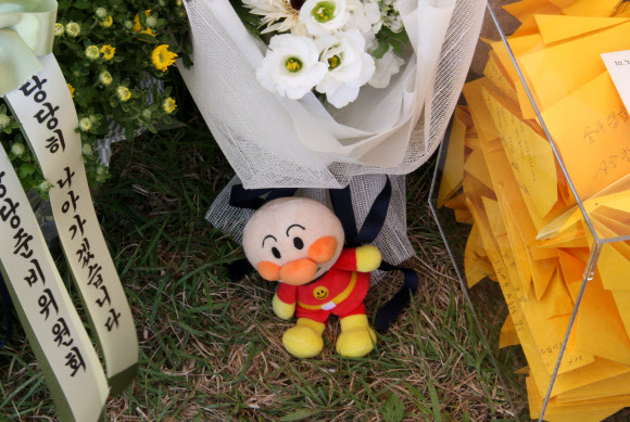 영정 앞에 놓인 호빵맨 인형