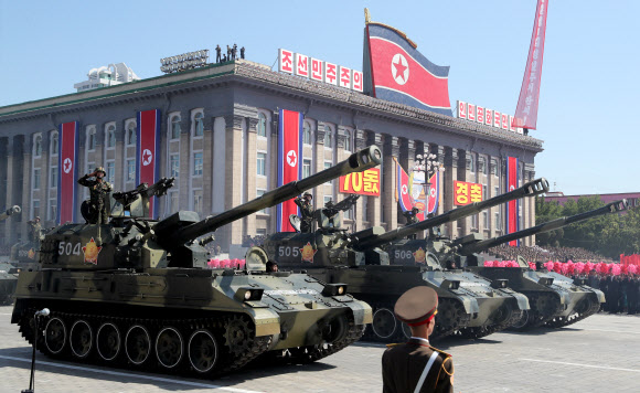 북한 정권 수립 70주년을 맞은 9일 평양 김일성광장에서 열린 대규모 열병식에서 인민군 탱크부대가 지나가고 있다. 열병식에서는 신형 대전차 로켓 ‘불새3’와 신형 152㎜ 자주포 등도 모습을 드러냈다. 평양 AFP 연합뉴스