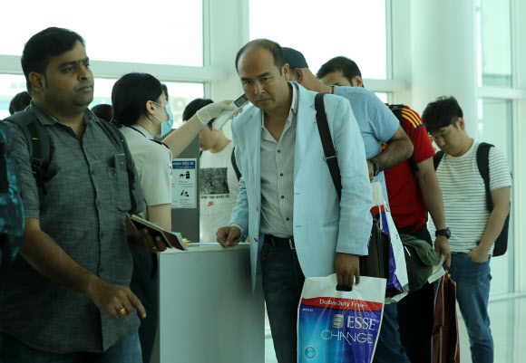 ‘열 있으세요?’ 두바이發 승객 열 확인