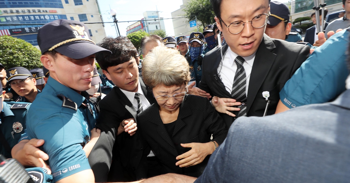 일명 ‘시골 판사’를 자청해 화제가 된 박보영(가운데) 전 대법관이 10일 오전 전남 여수시법원에 법원 경호원과 경찰의 경호를 받으며 출근하고 있다. 2018.9.10 연합뉴스