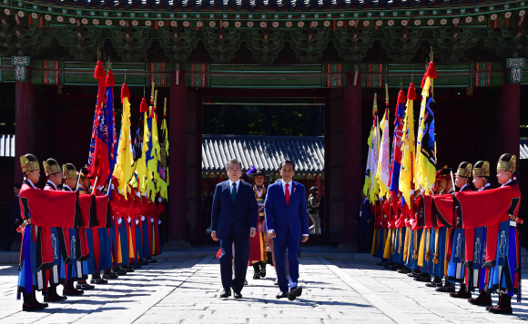 문재인 대통령과 부인 김정숙 여사가 한국을 국빈 방문한 조코 위도도 인도네시아 대통령 내외와 함께 10일 오전 서울 종로구 창덕궁 인정전 앞에서 열린 공식 환영식에서 국군 의장대를 사열하고 있다. 2018. 9. 10. 도준석 기자 pado@seoul.co.kr