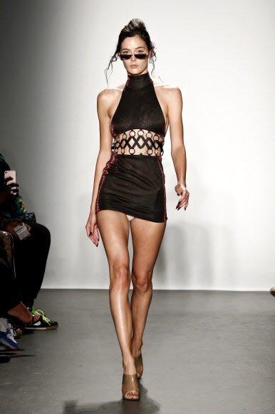 9일(현지시간) 미국 뉴욕에서 열린 뉴욕 패션위크 중 ‘Laquan Smith’ 패션쇼가 열려 모델이 컬렉션 의상을 선보이고 있다.<br>AFP/게티 연합뉴스