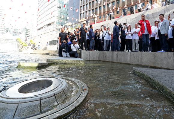 행운의 동전 던지는 인니 조코위 대통령