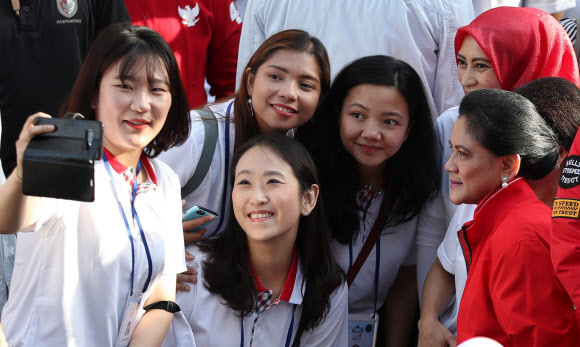 학생들과 기념촬영하는 이리아나 여사