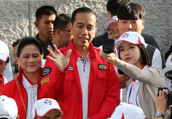 학생들과 기념촬영하는 조코위 대통령 부부