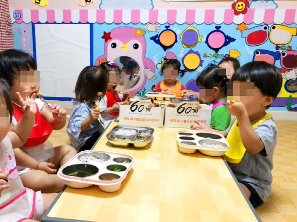 60계치킨 마산교방점은 지난 8월 28일, 지역 아동보육시설에서 ‘사랑의 치킨나눔’ 봉사를 진행했다.