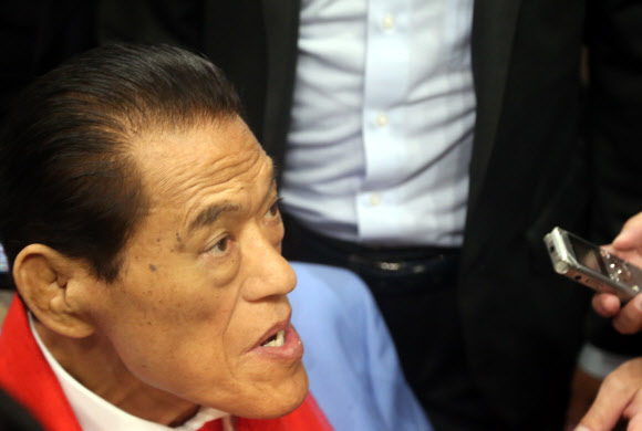 인터뷰하는 이노키 일본 의원