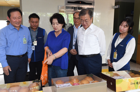11일 청와대 연풍문에서 열린 추석맞이 직거래장터를 찾은 문재인 대통령과 김정숙 여사가 상품을 고르고 있다. 2018. 9. 11 도준석 기자 pado@seoul.co.kr