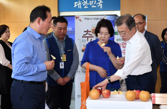 11일 청와대 연풍문에서 열린 추석맞이 직거래장터를 찾은 문재인 대통령과 김정숙 여사가 시식을 하고 있다. 2018. 9. 11 도준석 기자 pado@seoul.co.kr