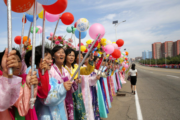 북한은 11일(현지시간) 평양에서 북한의 정권수립 70주년인 9·9절을 맞아 초청된 외국 평화 대표단을 환영하고 있다. 북한은 9일 북한의 정권수립 70주년인 9·9절을 기념하기 위해 평양에서 군사 퍼레이드를 개최했다. AP 연합뉴스