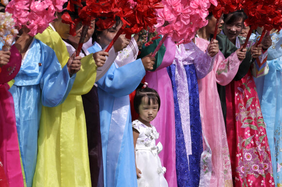 북한은 11일(현지시간) 평양에서 북한의 정권수립 70주년인 9·9절을 맞아 초청된 외국 평화 대표단을 환영하고 있다. 북한은 9일 북한의 정권수립 70주년인 9·9절을 기념하기 위해 평양에서 군사 퍼레이드를 개최했다. AP 연합뉴스