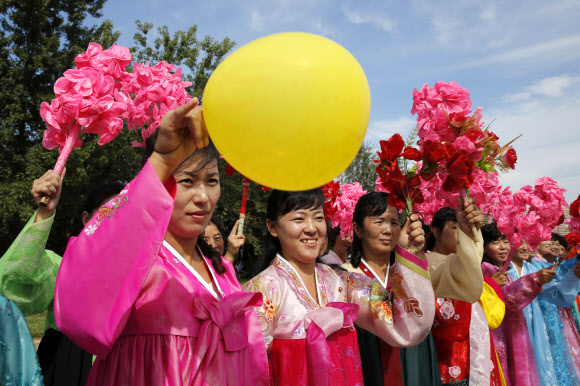 북한은 11일(현지시간) 평양에서 북한의 정권수립 70주년인 9·9절을 맞아 초청된 외국 평화 대표단을 환영하고 있다. 북한은 9일 북한의 정권수립 70주년인 9·9절을 기념하기 위해 평양에서 군사 퍼레이드를 개최했다. AP 연합뉴스