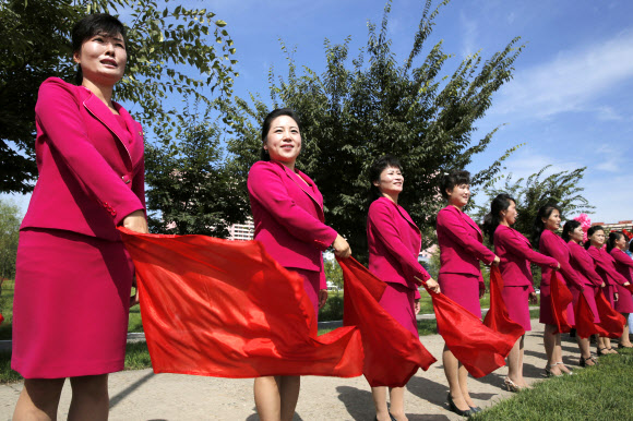 북한은 11일(현지시간) 평양에서 북한의 정권수립 70주년인 9·9절을 맞아 초청된 외국 평화 대표단을 환영하고 있다. 북한은 9일 북한의 정권수립 70주년인 9·9절을 기념하기 위해 평양에서 군사 퍼레이드를 개최했다. AP 연합뉴스