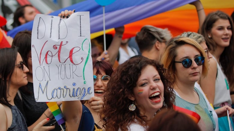 루마니아의 동성애 단체들이 지난 6월 수도 부큐레슈티에서 동성 결혼 지지 시위를 벌이고 있다. 부큐레슈티 AP 연합뉴스  