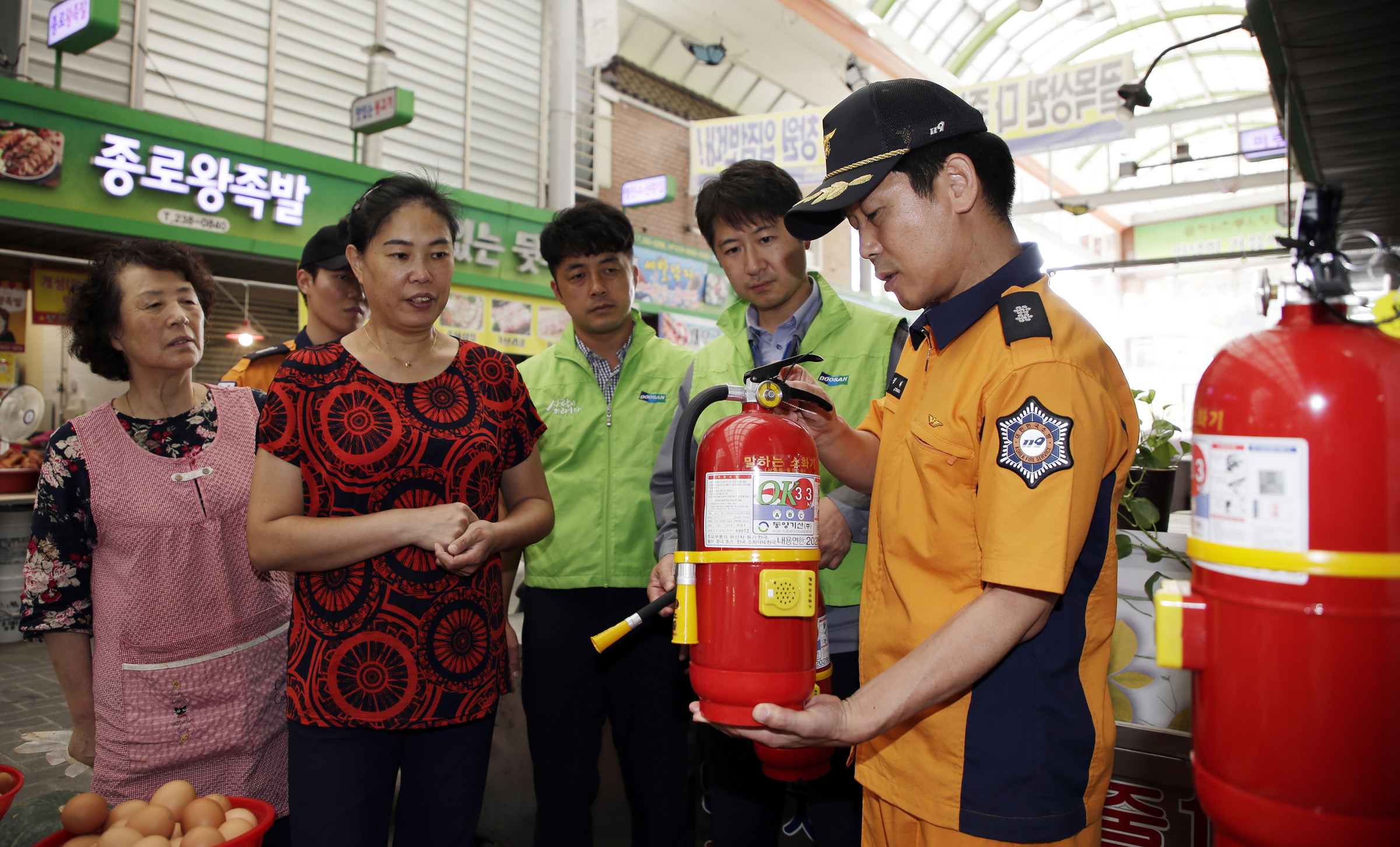 두산중공업 전통시장 화재예방 위해 말하는 소화기 보급