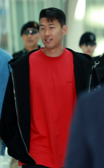 대표팀 임무 마치고 출국하는 손흥민