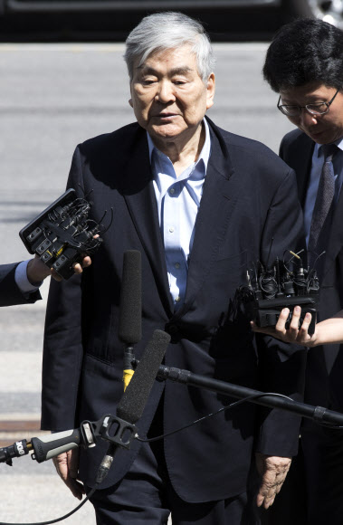 질문에 답하는 조양호 회장