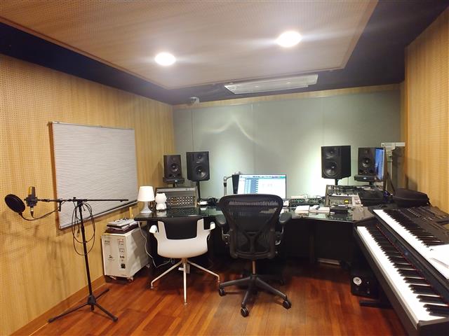 3층 녹음실과 맞닿아 있는 프로그램실에서는 곡 작업이 이뤄진다.  이정수 기자