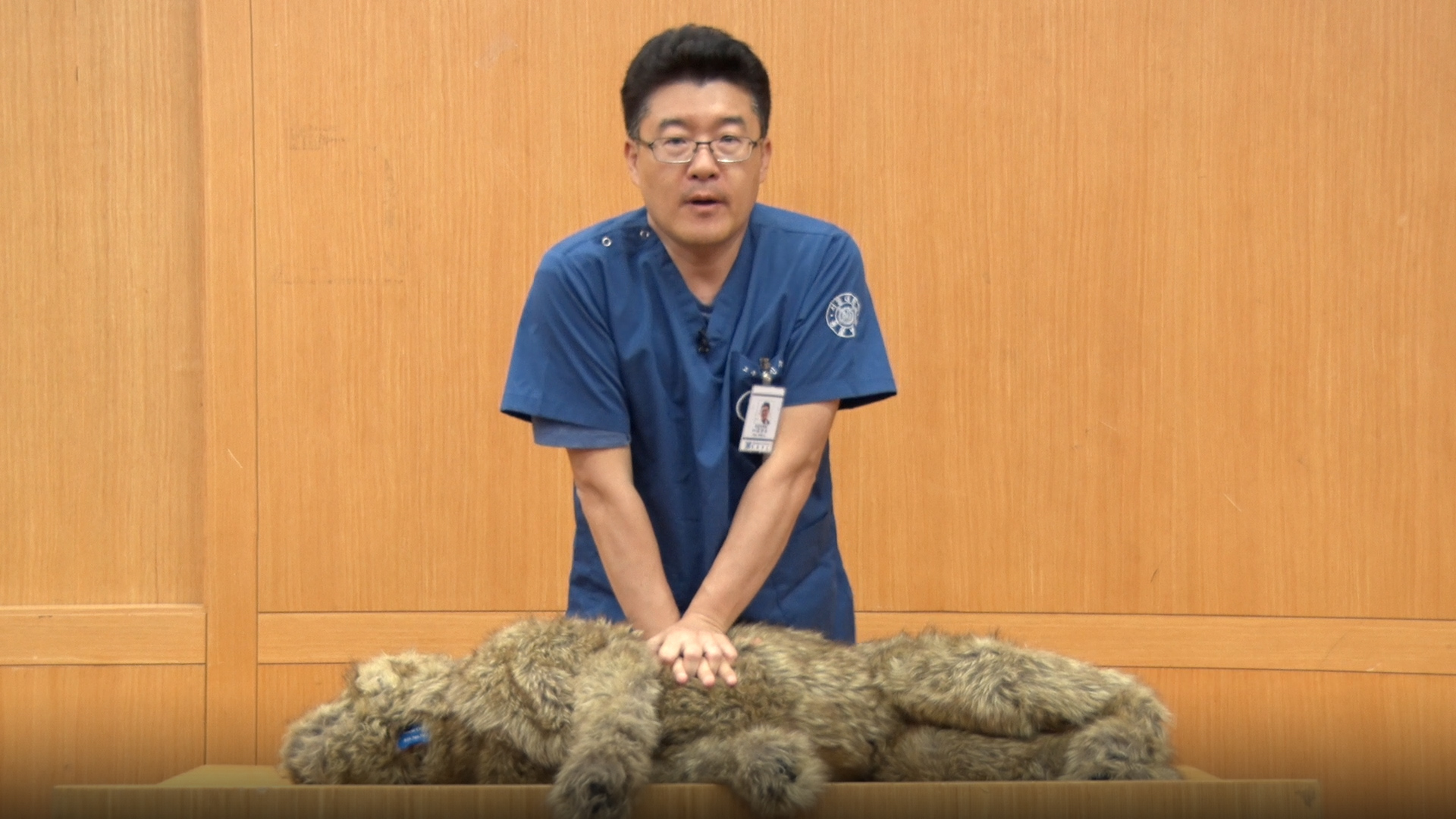 김민수 교수(서울대 수의과대학 응급의학과) 제리라는 동물모형을 통해 심폐소생법을 설명하고 있는 모습