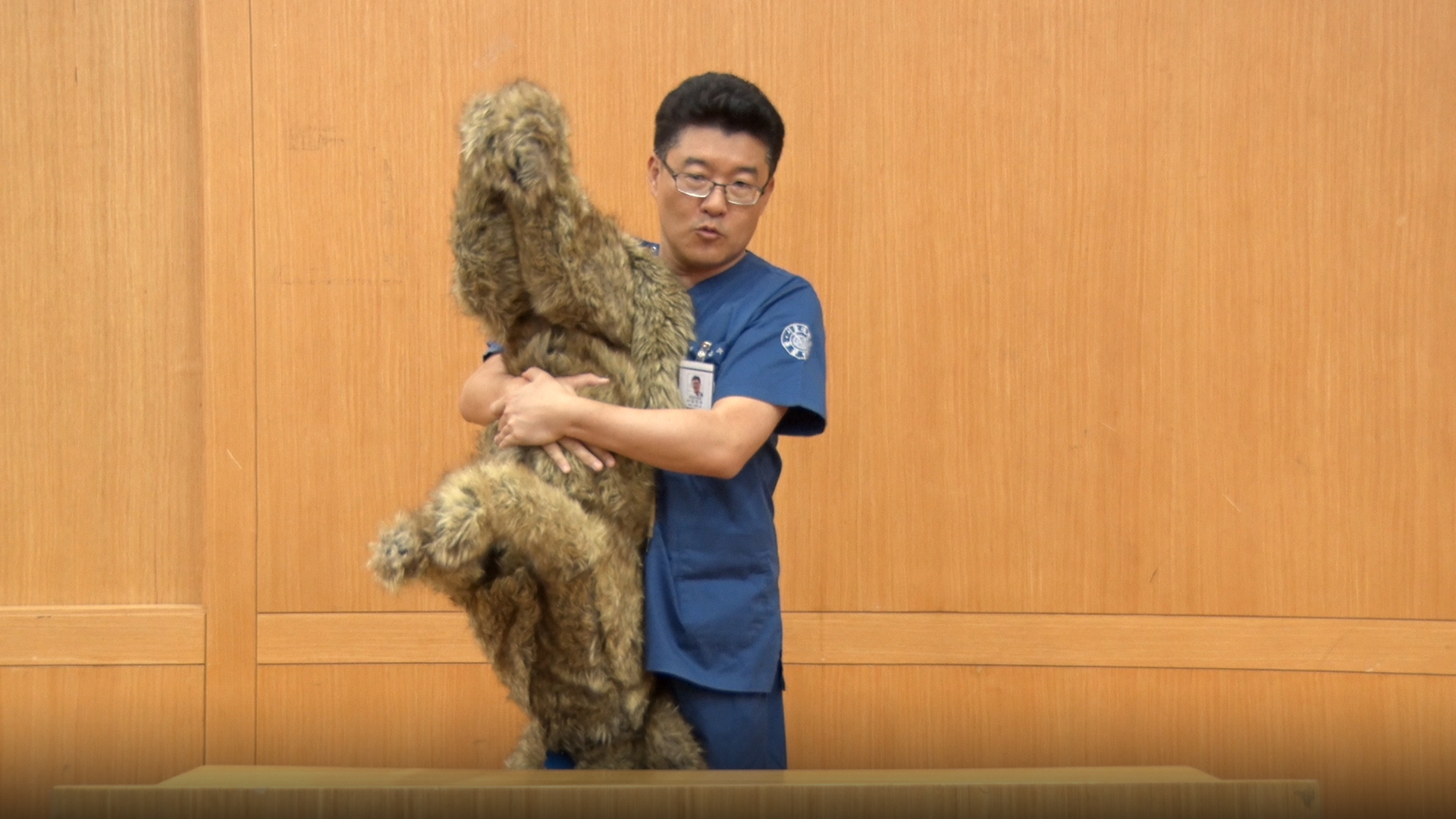 김민수 교수가 반려동물의 입안 혹은 기도에 이물질이 걸렸을 때 제거하는 응급처치법(하임리히법)을 설명하고 있는 모습