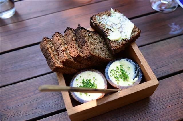 식전 빵으로 나온 검은 호밀빵 ‘레이브’. 에스토니아 사람들의 식탁에서 빠지지 않는 주식이다.