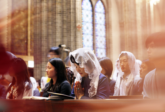문재인 대통령 부인 김정숙 여사가 13일 오후 서울 중구 명동성당에서 열린 ‘천주교 서울 순례길 국제순례지 선포식 기념 아시아 주교단과 함께하는 미사’를 드리고 있다. 2018.09.13 청와대제공