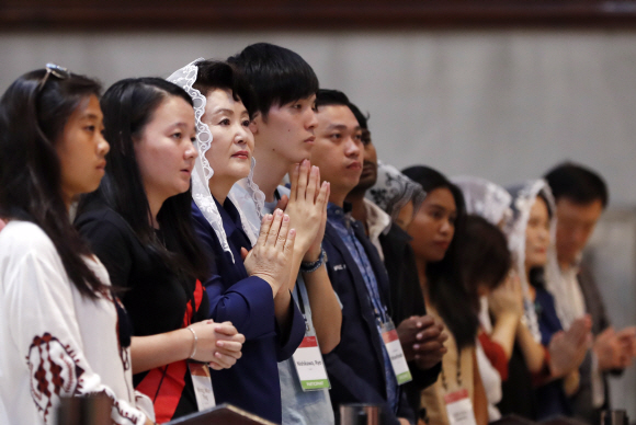 문재인 대통령 부인 김정숙 여사가 13일 오후 서울 중구 명동성당에서 열린 ‘천주교 서울 순례길 국제순례지 선포식 기념 아시아 주교단과 함께하는 미사’를 드리고 있다. 2018.09.13 청와대제공