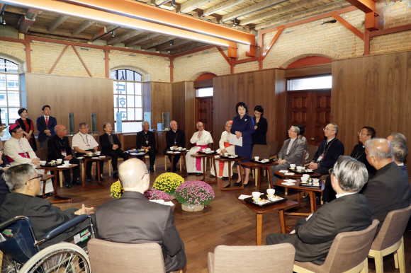 문재인 대통령 부인 김정숙 여사가 13일 오후 서울 중구 명동성당에서 열린 ‘천주교 서울 순례길 국제순례지 선포식 기념 아시아 주교단과 함께하는 미사’ 참석에 앞서 서울대교구장 염수정 추기경 등 주교들과 환담하고 있다. 2018.09.13 청와대제공
