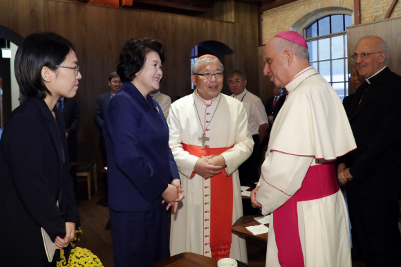 문재인 대통령 부인 김정숙 여사가 13일 오후 서울 중구 명동성당에서 열린 ‘천주교 서울 순례길 국제순례지 선포식 기념 아시아 주교단과 함께하는 미사’ 참석에 앞서 참석자들과  인사하고 있다. 2018.09.13 청와대제공