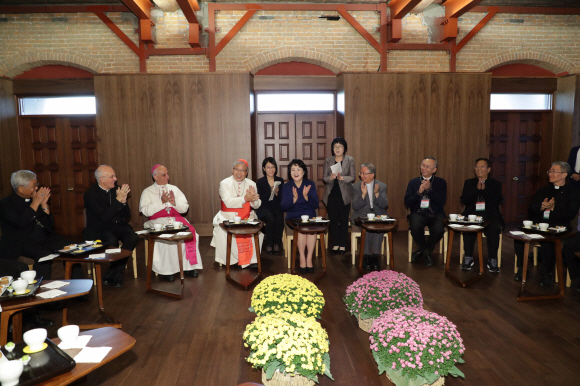 문재인 대통령 부인 김정숙 여사가 13일 오후 서울 중구 명동성당에서 열린 ‘천주교 서울 순례길 국제순례지 선포식 기념 아시아 주교단과 함께하는 미사’ 참석에 앞서 서울대교구장 염수정 추기경 등 주교들과 환담하고 있다. 2018.09.13 청와대제공