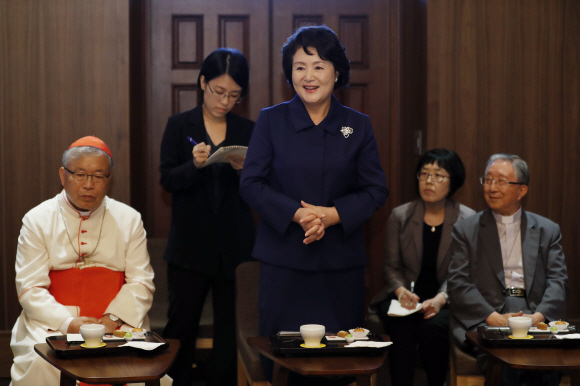 문재인 대통령의 부인 김정숙(가운데) 여사가 13일 서울 중구 명동대성당에서 열린 ‘천주교 서울 순례길 국제순례지 선포식 기념 아시아주교단과 함께하는 미사’ 참석에 앞서 서울대교구장 염수정(왼쪽) 추기경 등과의 환담에서 인사말을 하고 있다. 청와대 제공