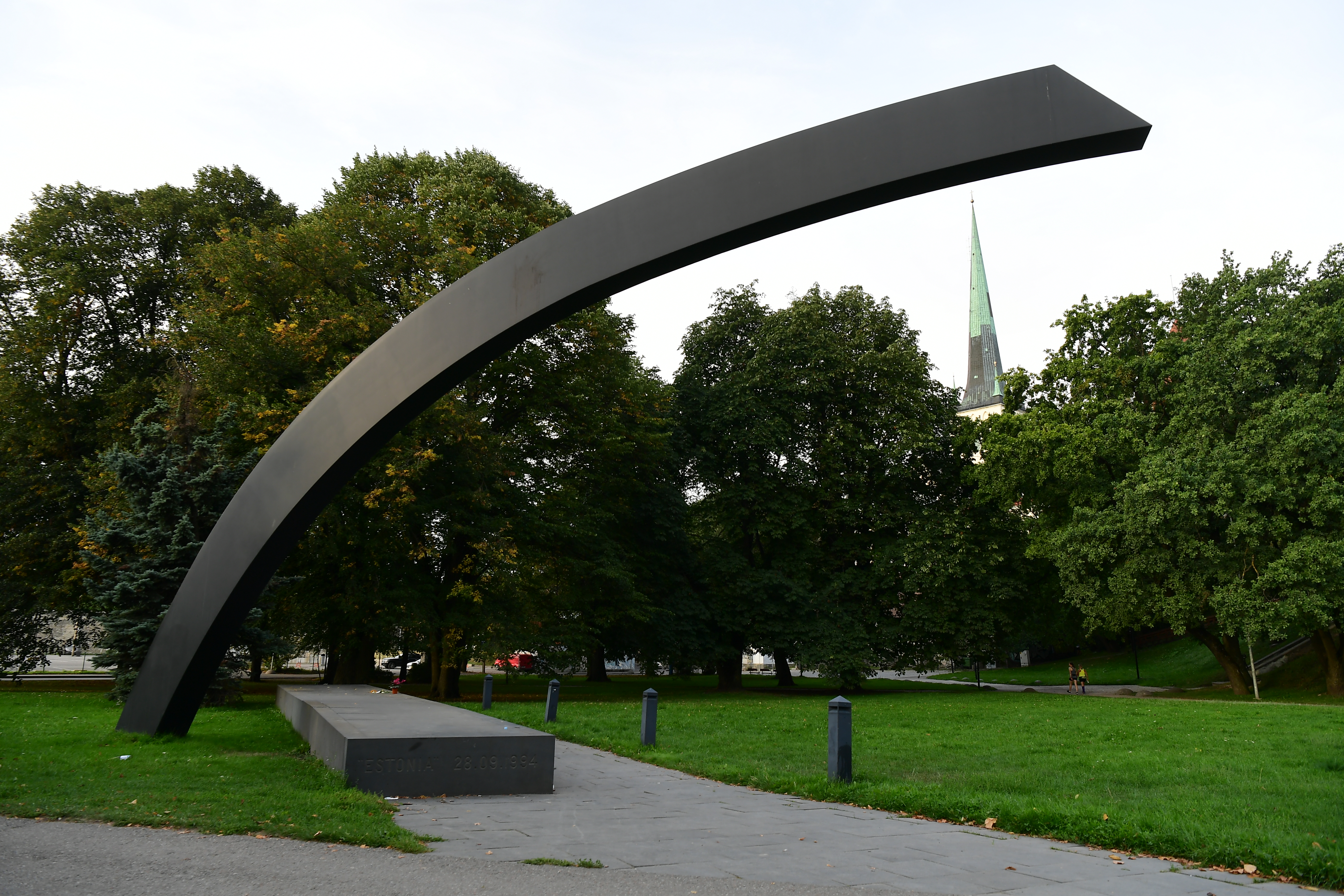 1994년 에스토니아호 침몰 참사 희생자 852명의 넋을 기리는 위령탑. 바닥의 비석에는 희생자 이름이 새겨져 있다.