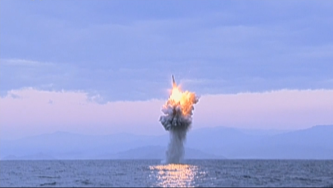 북한 조선중앙TV가 공개한 잠수함발사탄도미사일(SLBM) 사출 시험 영상. 연합뉴스