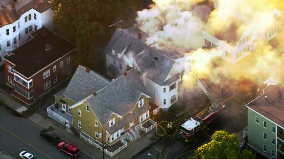 미국 매사추세츠주 보스턴 주택가에서 13일(현지시간) 발생한 폭발사고로 가옥들이 불타고 있다. AP연합뉴스